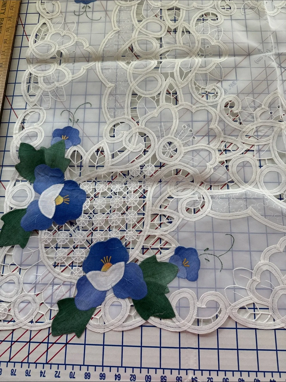 Vintage Appliqué Floral Tablecloth & 3 Napkins Cutwork Lace 1970s 4 Pc Set